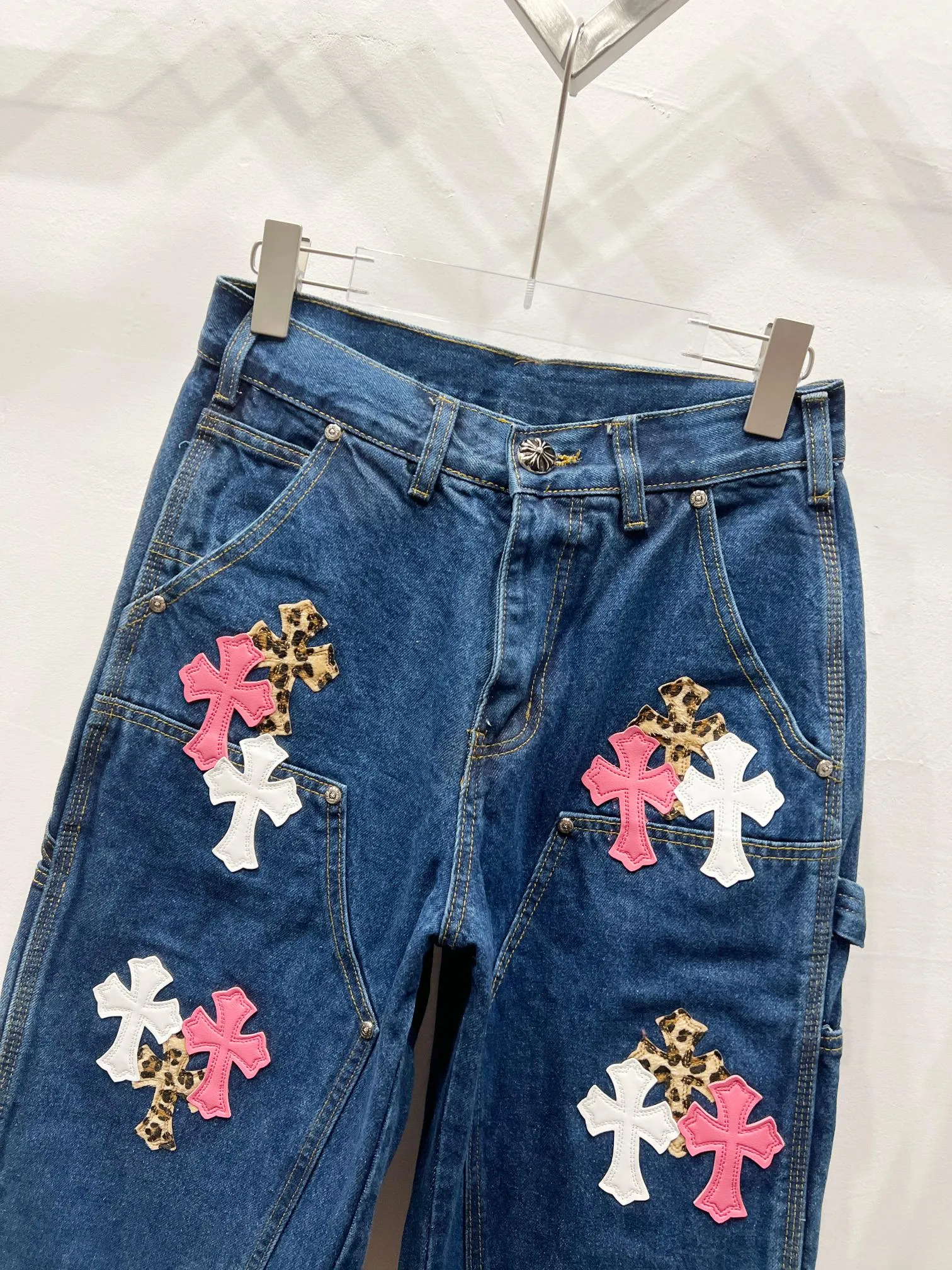 P260 Style No.: (c010) Chrome Hearts 1of1 🇲🇾Malaysian Exclusive｜Chrome Hearts Leopard Print Limited Overalls Styles with different washed textures, very friendly to people with thin legs and thick legs. The straight version is very flattering to the leg shape. Moderate length that never goes out of style, easy to match with casually, basic styling for various styles, a must-have in the wardrobe! The fabric is stiff but also makes the upper body soft without losing texture. The washing process is even more perfect. It is a must-have item for everyone! ! ! Washed wheat, hang tag, pants label, three labels complete Size: 28-30-32-34-36 Color: blue